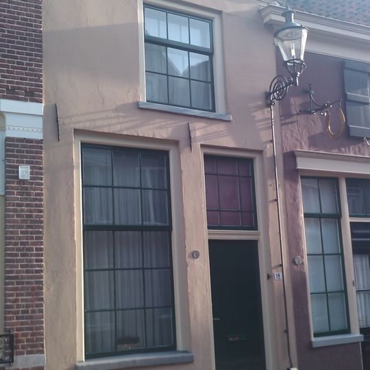 Pand met een in de 19e eeuw gepleisterd en van een kroonlijst voorzien geveltje xviii/xix