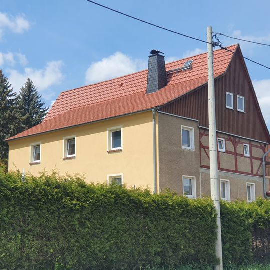 Ehem. Wohnstallhaus mit Seitengebäude Radeberger Straße 2