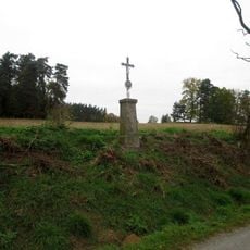 Kříž západně od Zahorčiček na svahu