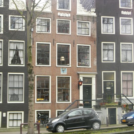 Pand met halsgevel met siertrossen, hoekvazen en waaier in het fronton