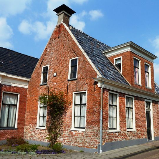 Hoekpand onder hoog zadeldak tussen topgevels