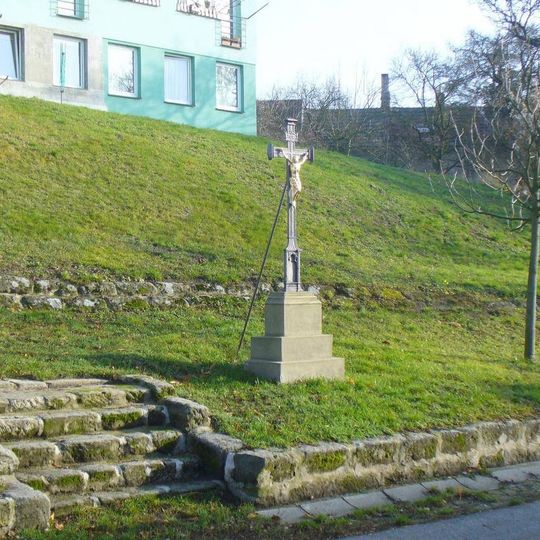 Kříž poblíž domu 140 v Nebuželech