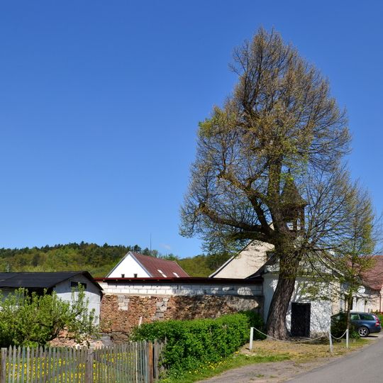 Lípy u kapličky v Málkově