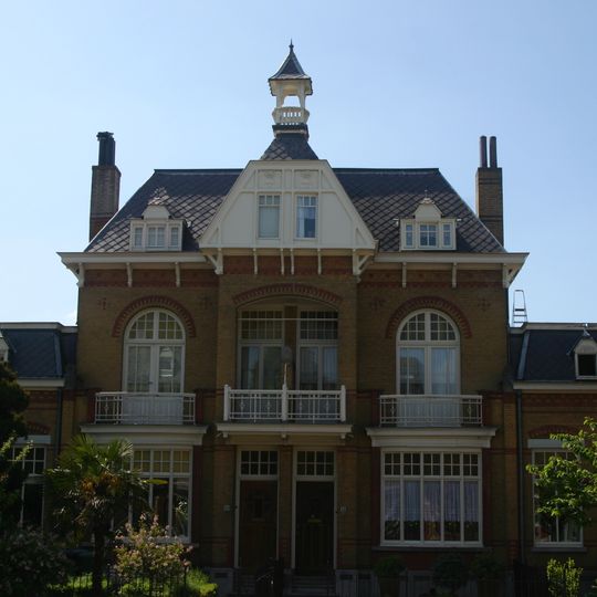 Woonhuizen, gebouwd in opdracht van de Nederlandse Levensverzekeringsmaatschappij "Antverpia"