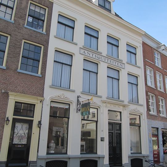 Pand onder hoog schilddak, waarin dakkapel met segmentvormig fronton, vleugelstukken en hijsbalk