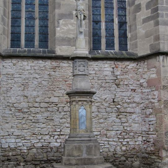 Kamenný kříž u kostela sv. Mořice