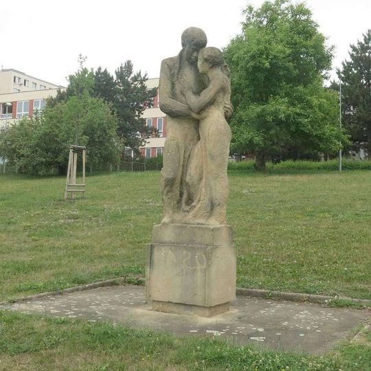 Socha Dvojice v parku před 15.základní školou v Mostě