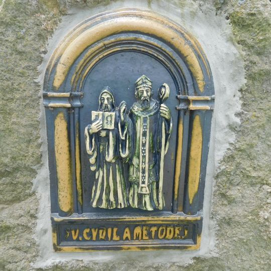 Reliéf svatých Cyrila a Metoděje na Cestě českých svatých u Petrohradu