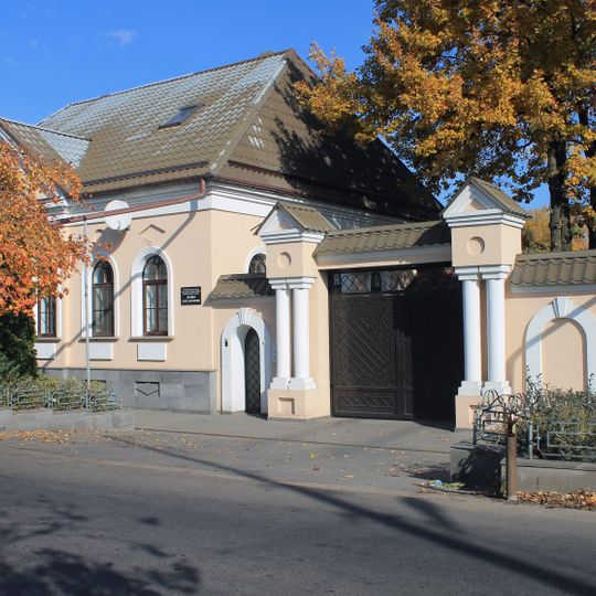 Жилой дом с воротами. Здесь жил лауреат Государственной премии, профессор, контр-адмирал Леонид Александрович Демин