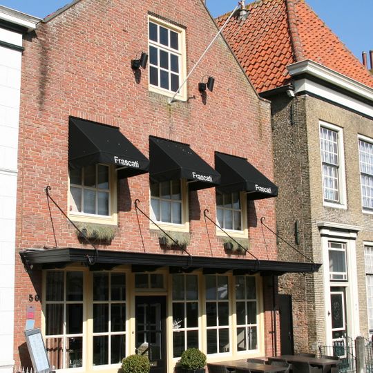 Huis onder zadeldak en met tuitgevel in gele baksteen