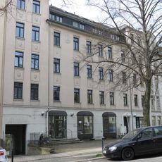 Mietshaus in geschlossener Bebauung, mit Resten des Vorgartens Orthstraße 5
