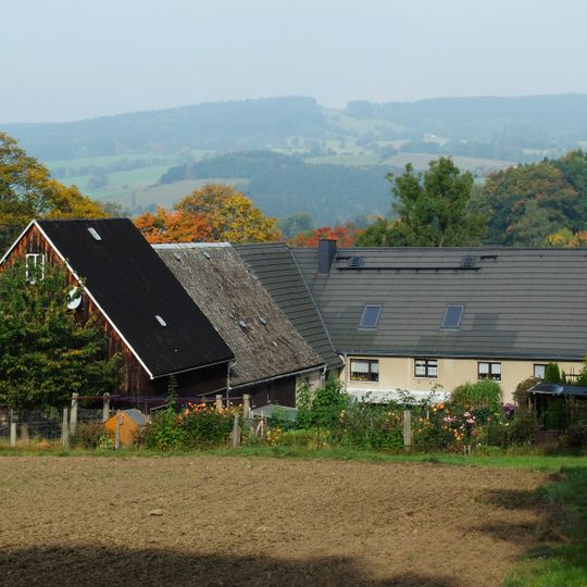 Wohnstallhaus und drei hintereinander gestaffelte Seitengebäude eines Hakenhofes Dreigüterstraße 34