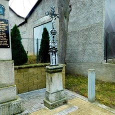 Kříž u pomníku padlým v Dunicích