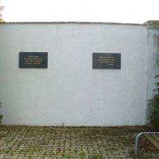 Pamětní desky na zdi zahrady zámku v Libočanech