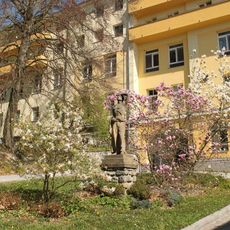 Socha v Pasece v areálu léčebny