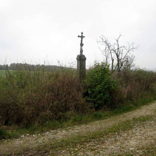 Kříž jihozápadně od Újezdce