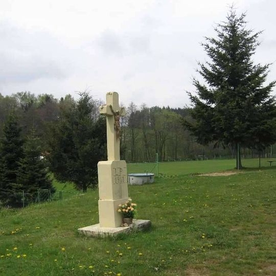 Boží muka při silnici u hřiště v Radešínské Svratce