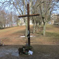 Kříž v parku u kostela v Rochlici