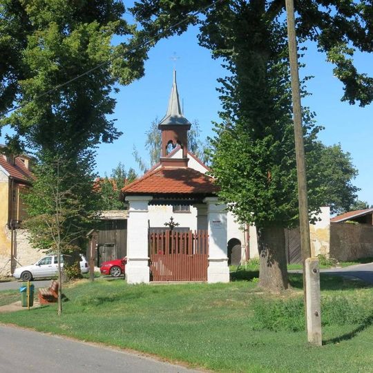 Kaplička na návsi v Kokovicích