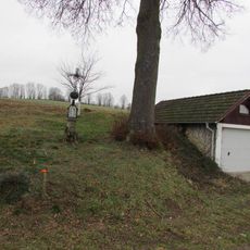 Kříž na jižním okraji Chválova u čp.7