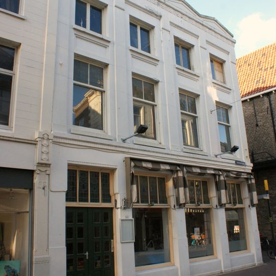 Samengetrokken uit twee panden die aan de Wijnhaven een puntgevel met vlechtingen en een lijstgevel hebben. Dak vernieuwd