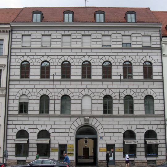 Ehem. Wohnhaus, jetzt Büro- und Geschäftshaus