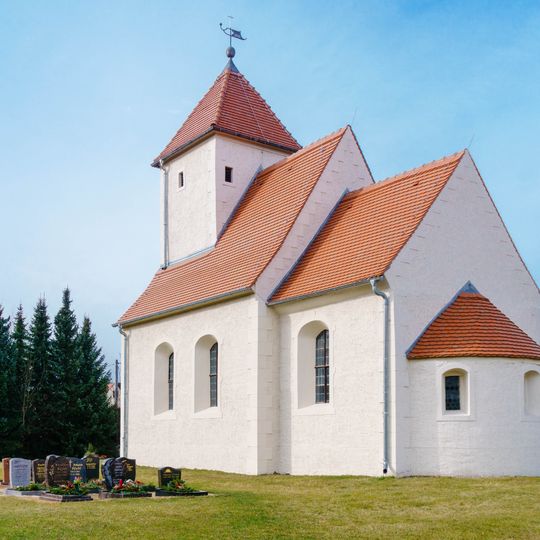 Kirche , Kirchhof und Kirchhofseinfriedung Am Rundling -
