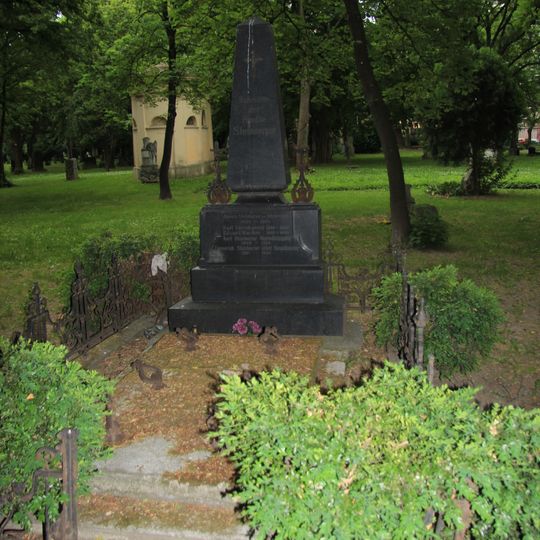 Ondrejský cintorín, náhrobník s mrežovou ohradou