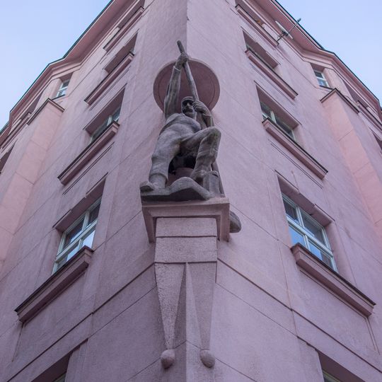 Socha voraře na rohu ulic Ladova a Podskalská