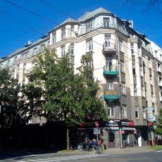 Īres nams ar veikaliem