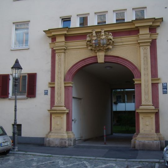 Pilasterportal mit Wappenrelief des ehemaligen Hofes Groß von Trockau