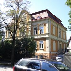 Villa mit straßenseitiger Garteneinfassung