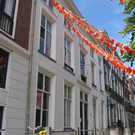 Pand met gepleisterde lijstgevel