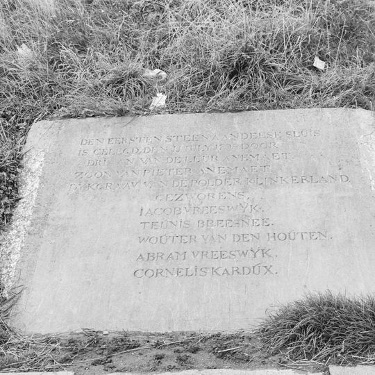 Sluis Battenoord. Stichtingssteen met opschrift en jaartal