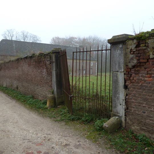 Neubourg Castle: hard stone stanchions with fencing and garden wall