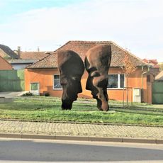 Kovová plastika na Mírovém náměstí v Líbeznicích