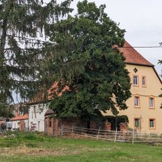 Ehemaliger Gasthof mit Wohnhaus (Nr. 16), Seitengebäude (Wohnhaus, Nr. 17) und Scheune Alte Salzstraße 16; 17