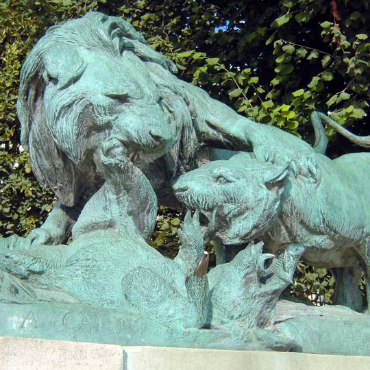 Lion et lionne se disputant un sanglier