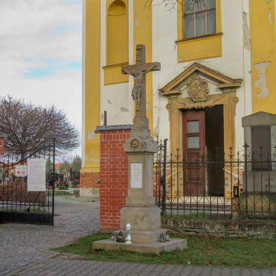 Kříž ve Štěpánově před kostelem