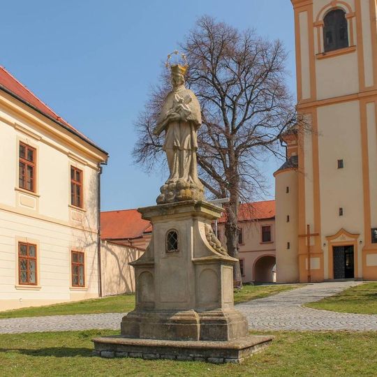 Socha svatého Jana Nepomuckého v Nezamyslicích před kostelem