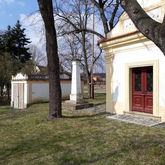 Kříž u kaple ve Vodním Újezdu