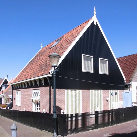 Pand met gepleisterde gevel en zadeldak