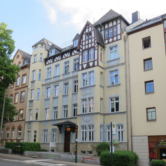 Mietshaus in geschlossener Bebauung mit Vorgarten Barbarossastraße 63