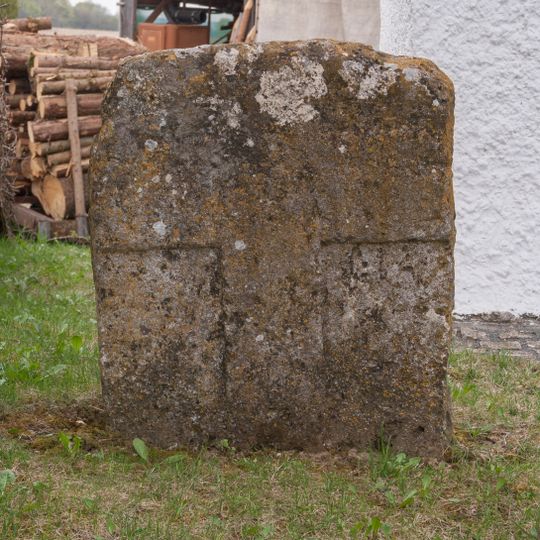 Kreuzstein links der Lüftenkapelle