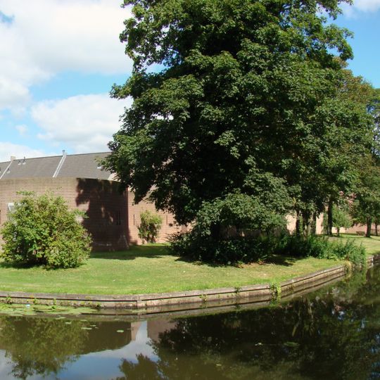 In het pand of op de grens van het erf bevindende stadsmuur