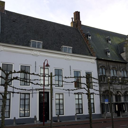 Fors pand met gepleisterde natuurstenen gevel