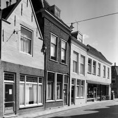 Diep pand achter afgeknotte lijstgevel