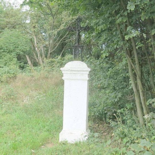 Kříž u rozcestí na Komáří vížku nad Fojtovicemi