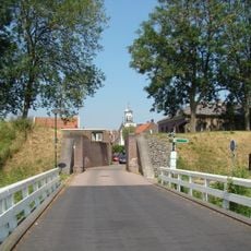 Gedeelte van de omwalling, bestaat uit vooruitspringende bastions in de gedaante van een rentrant op de noordhoeken