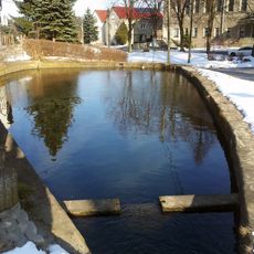 Kleiner Dorfteich, von Steinquadern eingefasst und von Grünfläche umgeben Großerkmannsdorfer Straße (gegenüber dem Gasthof)
